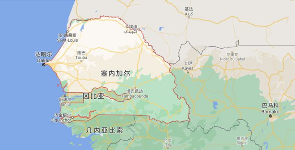 西濒大西洋,冈比亚共和国从西向东形成一狭长地带,楔入塞内加尔西南部